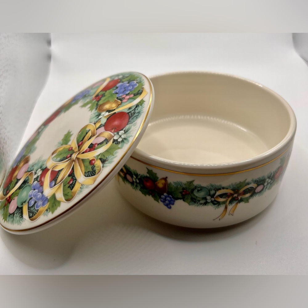 Beautiful Mikasa Vintage 1980’s Porcelain Christmas Bouquet Trinket Box - Picture 7 of 7